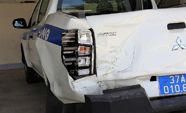 An ninh - Hình sự - Nghệ An: Khởi tố tài xế ô tô tải đâm vào xe cảnh sát giao thông rồi bỏ chạy (Hình 2).