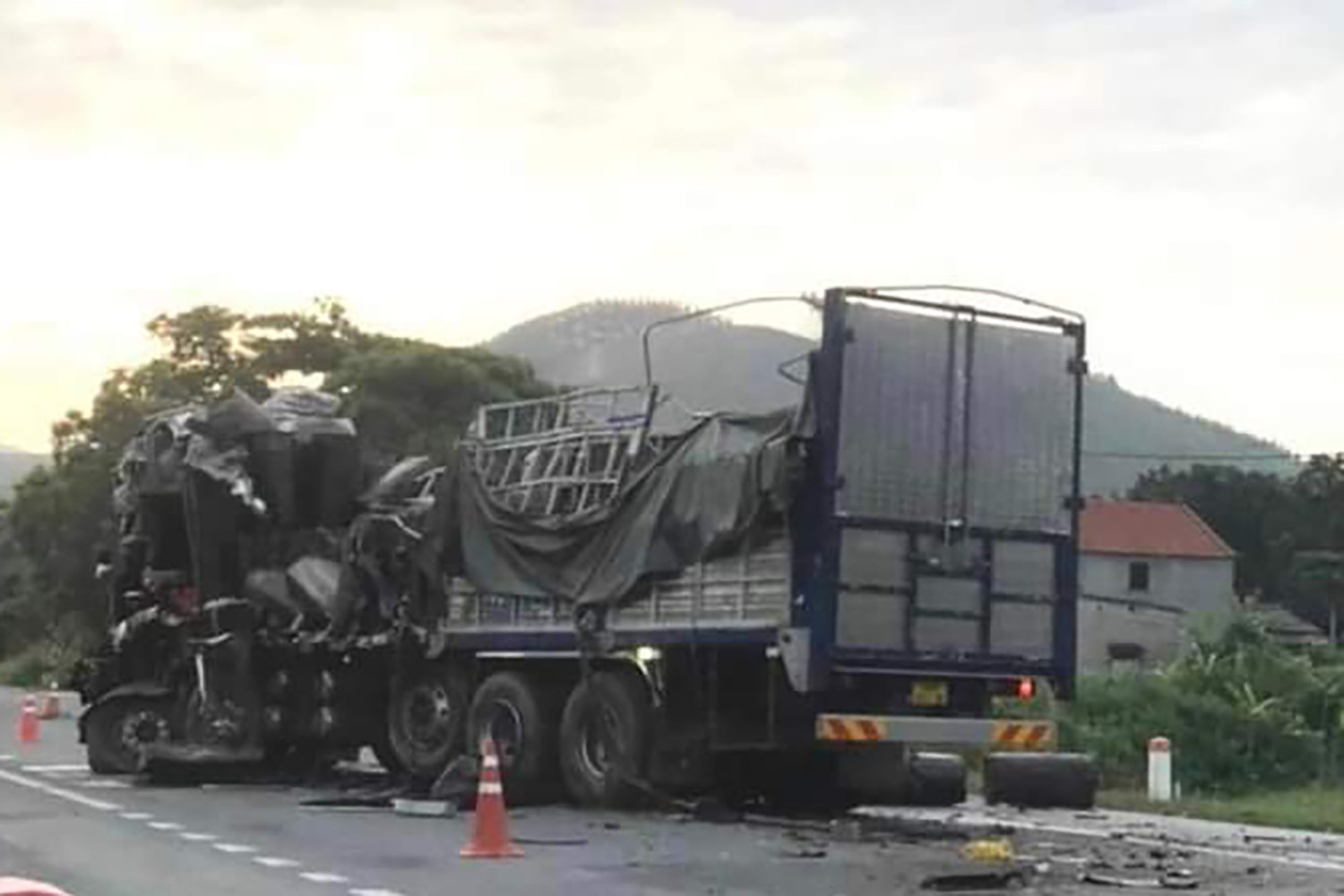 Tin trong nước - Tin tức tai nạn giao thông mới nhất ngày 2/6: Ô tô tải đâm lật xe đầu kéo khiến 1 người tử vong