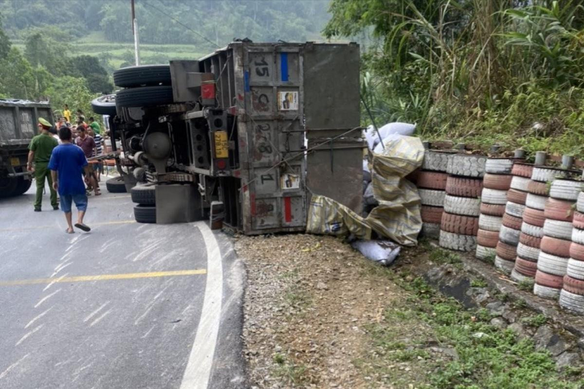 Tin trong nước - Tin tức tai nạn giao thông mới nhất ngày 7/6: Xe tải lật nghiêng khi đang lưu thông giữa đèo, 3 người thương vong ở Cao Bằng