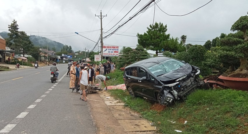 Tin trong nước - Tin tức tai nạn giao thông mới nhất ngày 10/6 : Ô tô mất lái tông trúng xe máy, 2 người thương vong