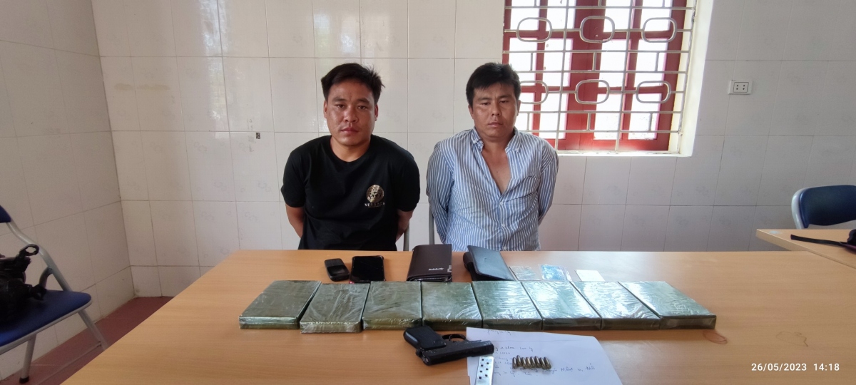 An ninh - Hình sự - Bắt giữ 2 đối tượng vận chuyển trái phép 8 bánh heroin từ Lào sang Việt Nam