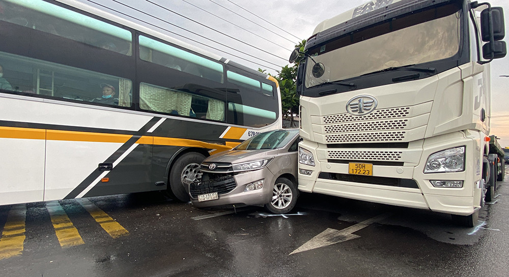 An ninh - Hình sự - Tiền Giang: Cảnh sát dùng container và xe khách vây bắt ô tô chở nghi phạm trộm cắp