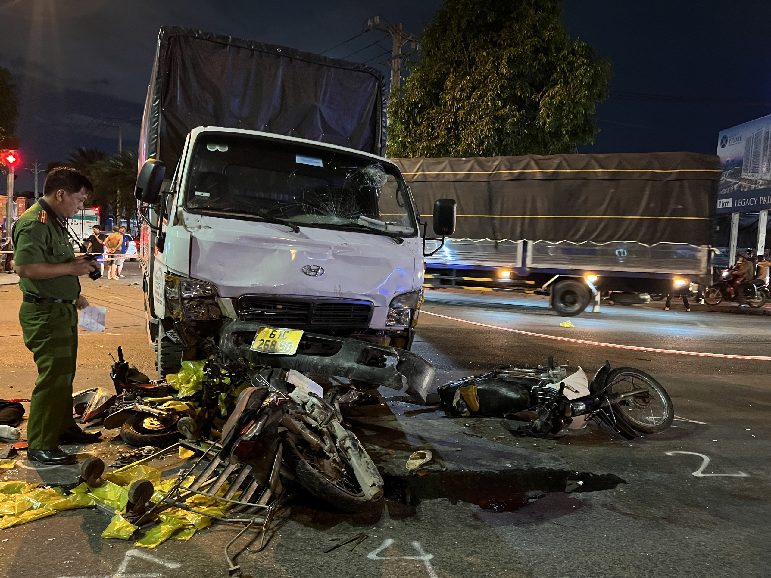 Tin trong nước - Bình Dương: Xe tải tông nhiều xe máy khi đang dừng chờ đèn đỏ 