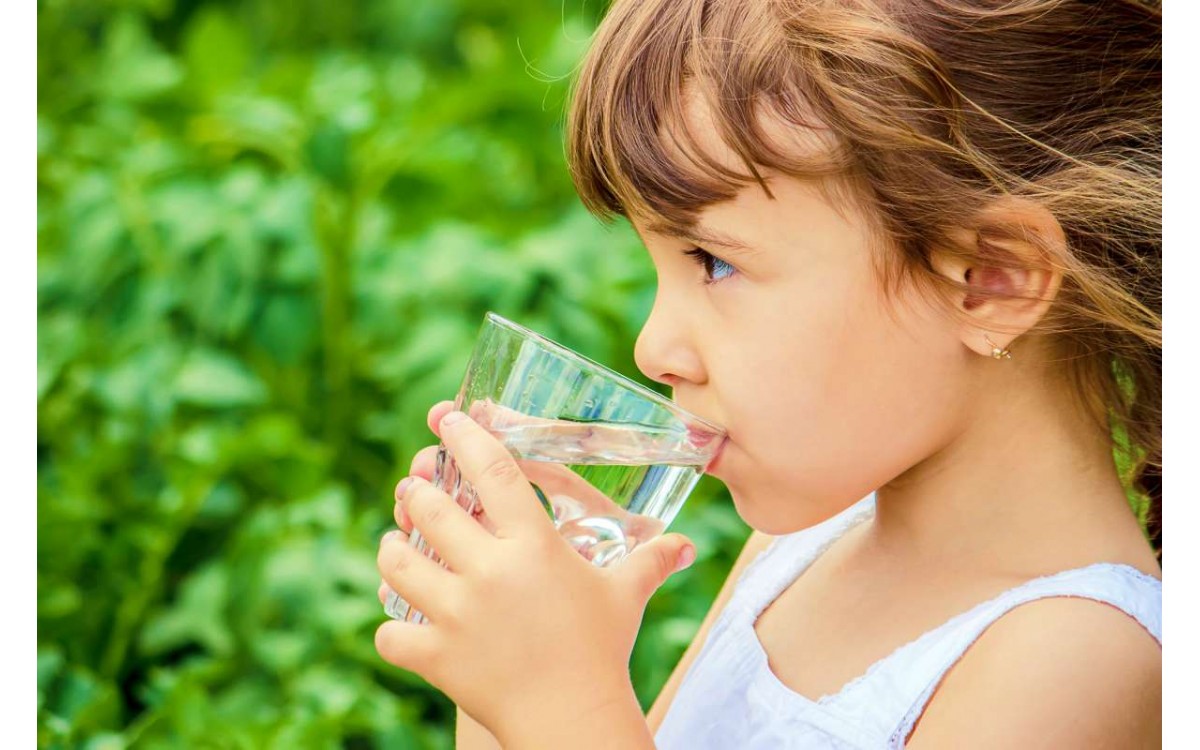 Sức khoẻ - Làm đẹp - Trẻ cần uống bao nhiêu nước trong thời tiết hè nắng nóng này?