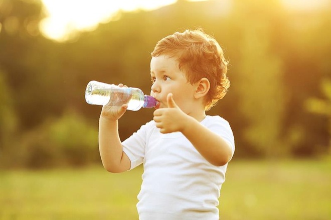 Sức khoẻ - Làm đẹp - Trẻ cần uống bao nhiêu nước trong thời tiết hè nắng nóng này? (Hình 2).