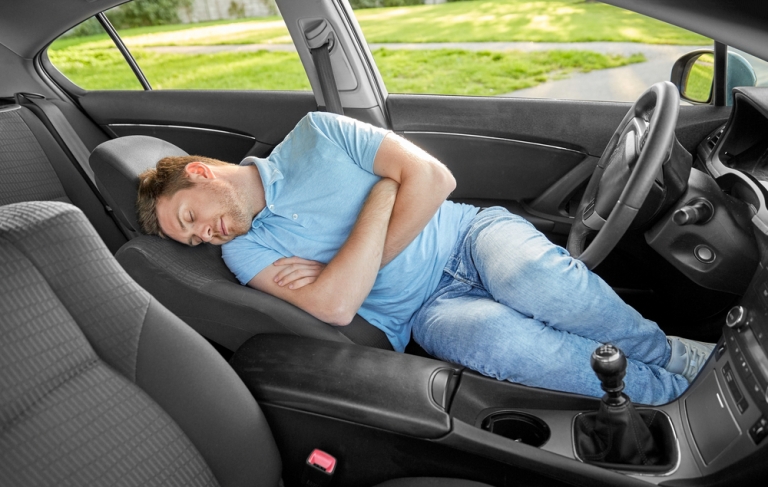 Sức khoẻ - Làm đẹp - Cảnh báo nguy hiểm khi ngủ trong ô tô bật điều hòa đóng kín cửa để tránh nóng