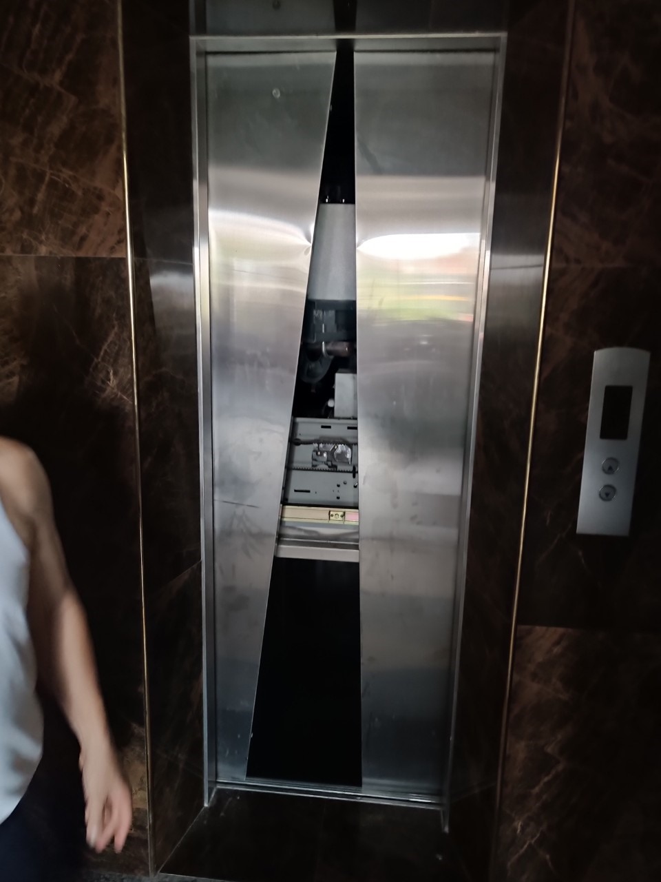Tin trong nước - Hải Phòng: 4 người mắc kẹt trong thang máy vì mất điện đột ngột
