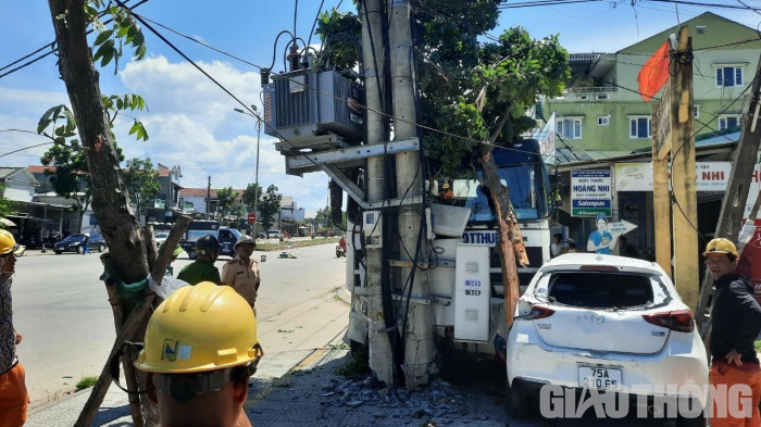 Tin trong nước - Huế: Nhiều hộ dân bị mất điện do xe bồn nổ lốp tông gãy trụ trạm biến áp 