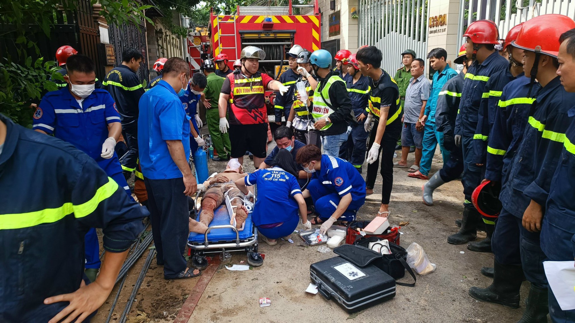 Tin trong nước - Vụ sập nhà 4 tầng ở TP.HCM: 2 nạn nhân bị thương nặng phải mổ cấp cứu