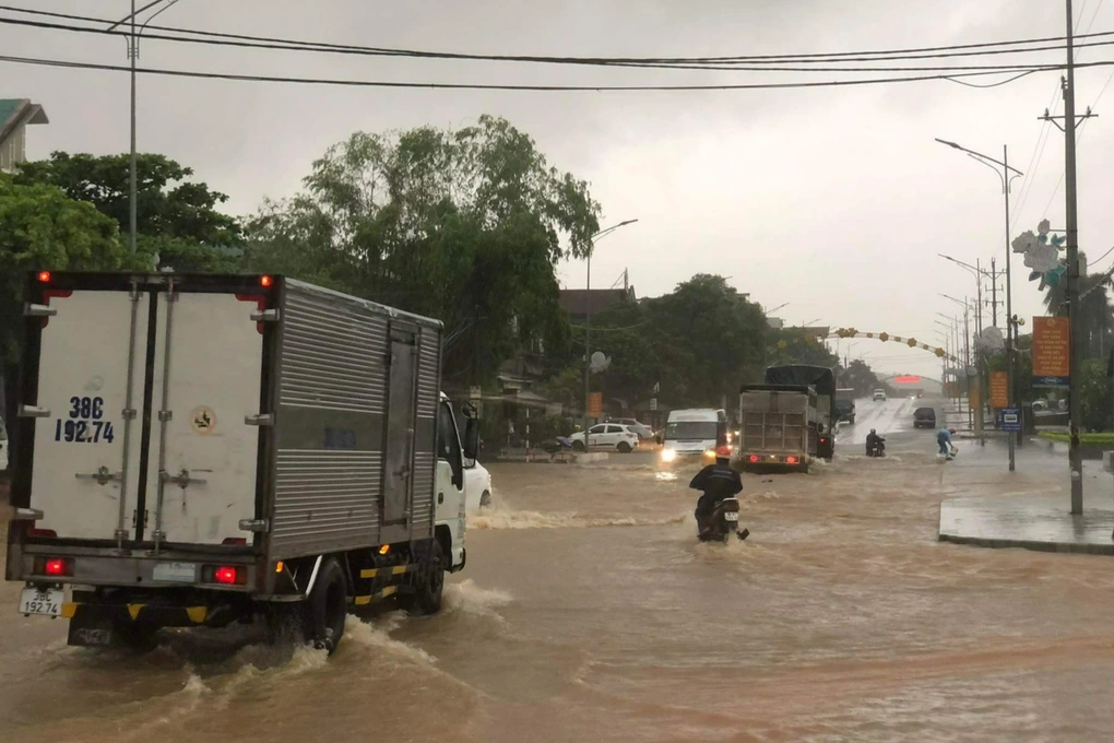 Tin trong nước - Mưa lớn ở miền Trung, nhiều tuyến quốc lộ bị sạt lở và ngập lụt