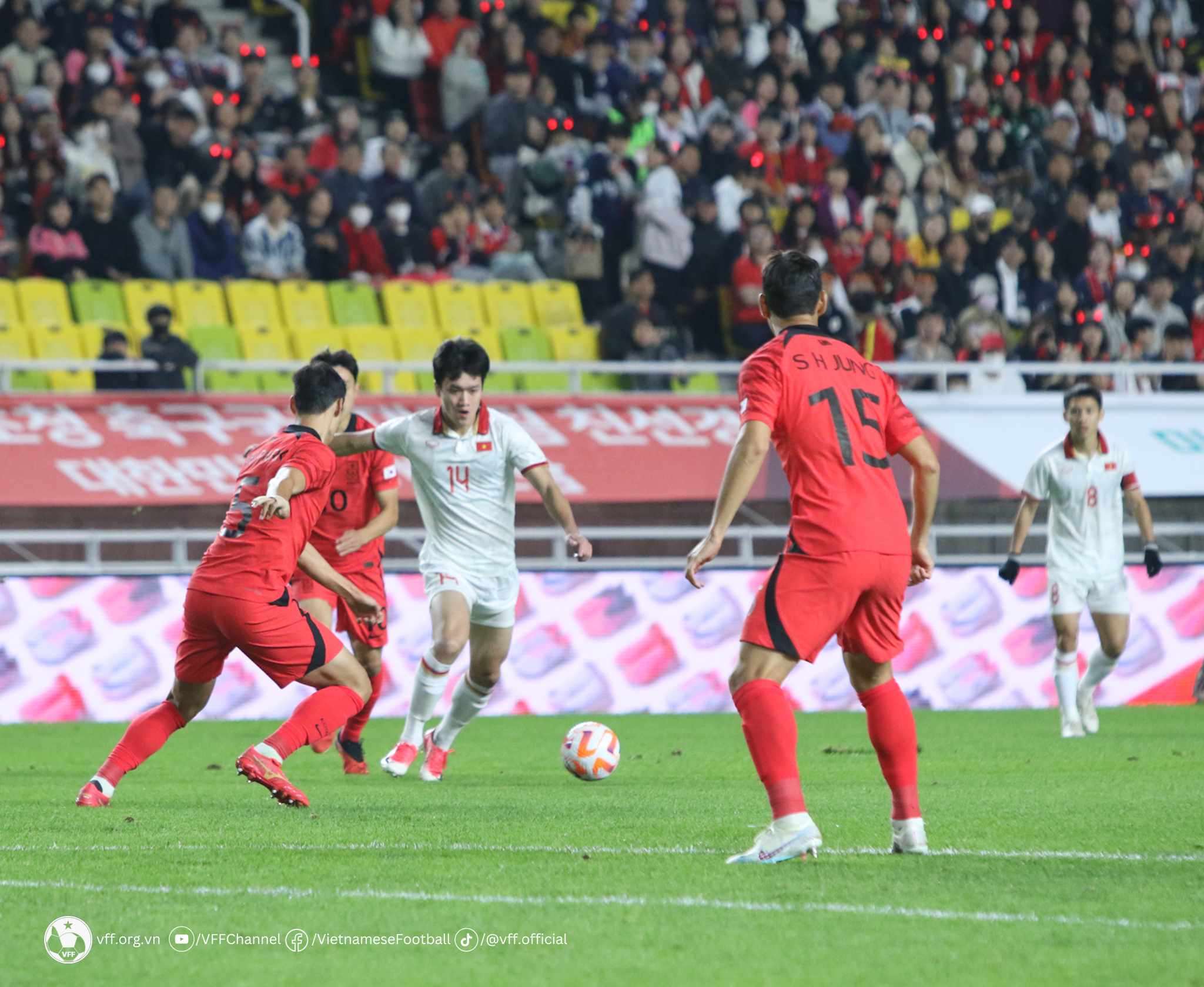 Bóng đá - Tiết lộ 7 đội bóng châu Á đang theo đuổi tiền vệ Nguyễn Hoàng Đức (Hình 2).