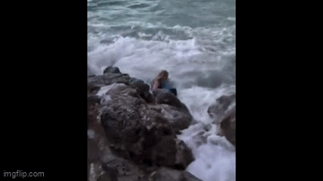 Video-Hot - Cô gái bị sóng cuốn trôi khi đang chụp hình ở vách đá gây sốt mạng xã hội