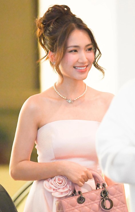 Tin tức giải trí - Hòa Minzy tiết lộ từng mang ơn Đoàn Văn Hậu, dù bận rộn lịch trình vẫn đến hát đám cưới