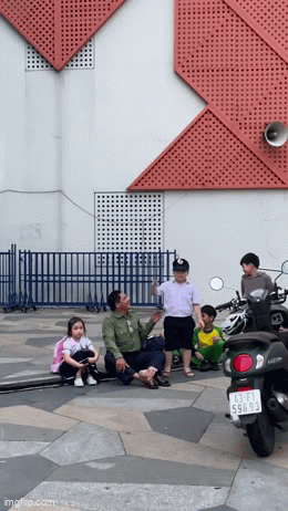 Video-Hot - Video: Bác bảo vệ dù hết giờ làm vẫn nán lại trường để vừa chơi đùa, vừa cùng các bạn nhỏ đợi bố mẹ đến đón