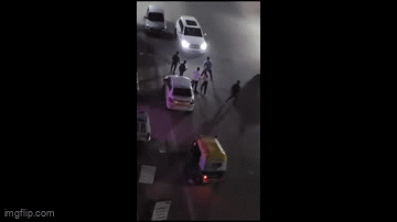 Video-Hot - Cãi vã căng thẳng, người đàn ông nổi điên lao lên xe tông gục đôi nam nữ rồi bỏ trốn