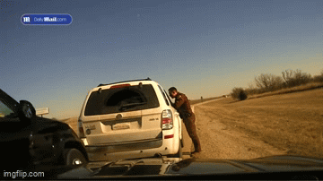 Video-Hot - Va chạm kinh hoàng, sĩ quan tuần tra đường cao tốc bị hất văng ra xa