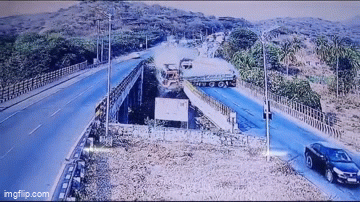 Video-Hot - Va chạm liên hoàn, xe tải “rơi tự do” khỏi cầu vượt