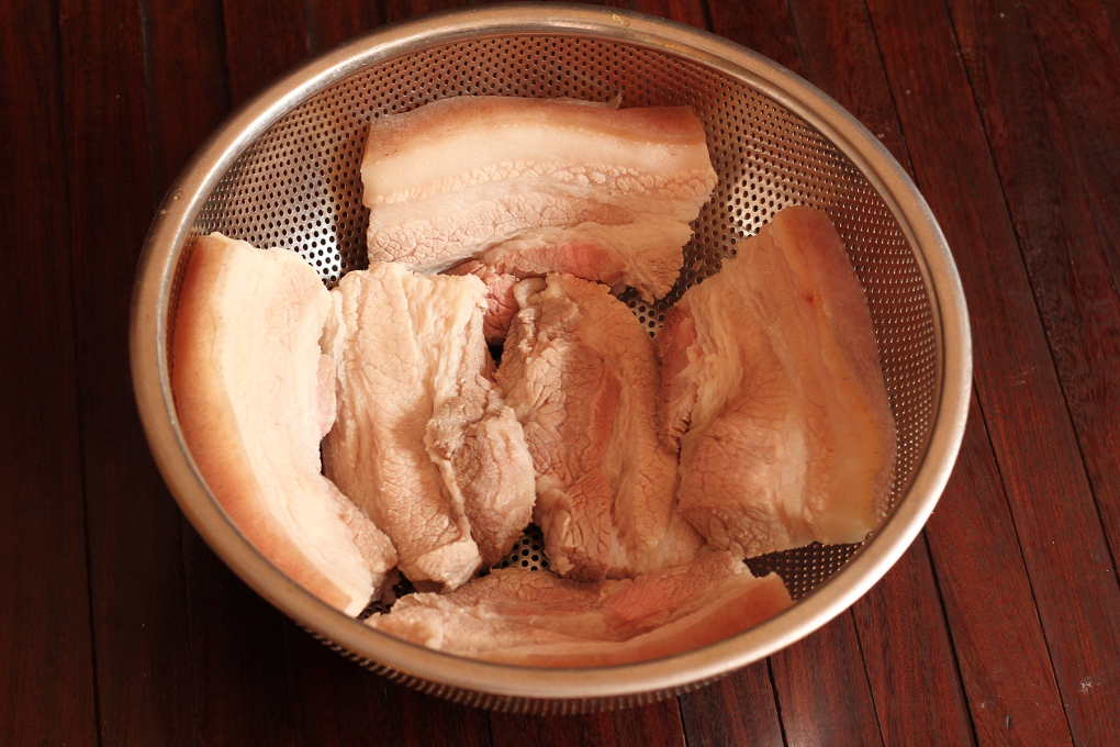 Ăn - Chơi - Cách làm thịt ba rọi chiên nước mắm thơm ngon, đưa cơm (Hình 4).