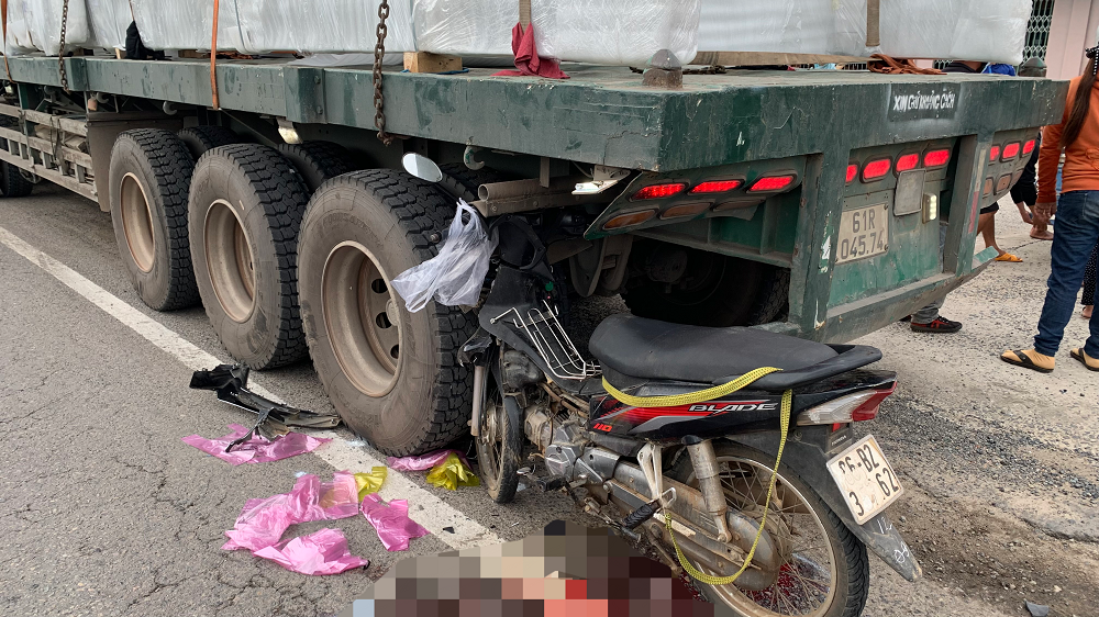 Tin trong nước - Tin tức tai nạn giao thông ngày 6/8: Xe máy găm chặt vào đuôi xe đầu kéo, 1 người chết