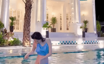 Tin tức giải trí - Ngọc Trinh thả dáng cực nuột tại bể bơi ở biệt thự 'triệu đô'