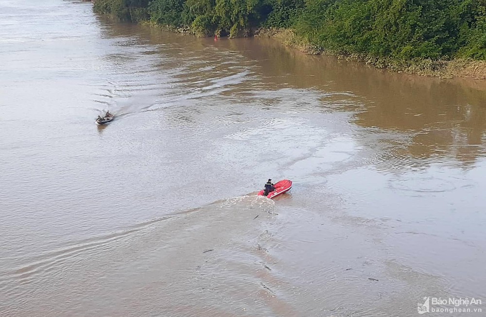 Tin trong nước - Vụ nam sinh lớp 11 nghi nhảy sông Lam tự tử: Tìm thấy thi thể, cách cầu Dùng 20km
