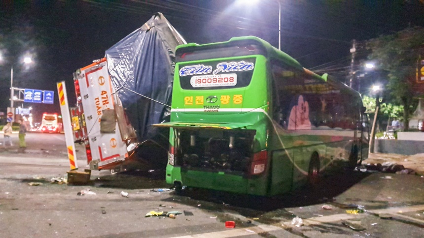 Tin trong nước - Tin tức tai nạn giao thông mới ngày 28/12: Xe giường nằm tông ôtô tải, tài xế văng khỏi cabin