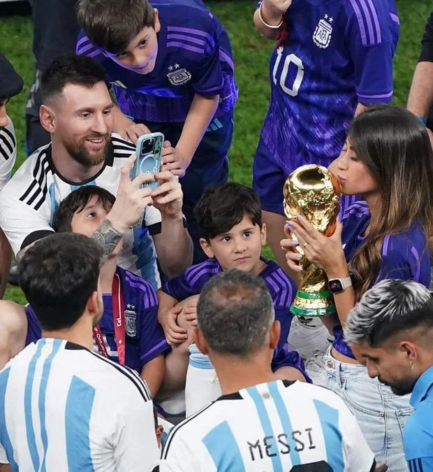 Bóng đá - Hé lộ điều ít ai biết về vợ Messi: Học vấn 'khủng', cách nuôi dạy con đáng học hỏi