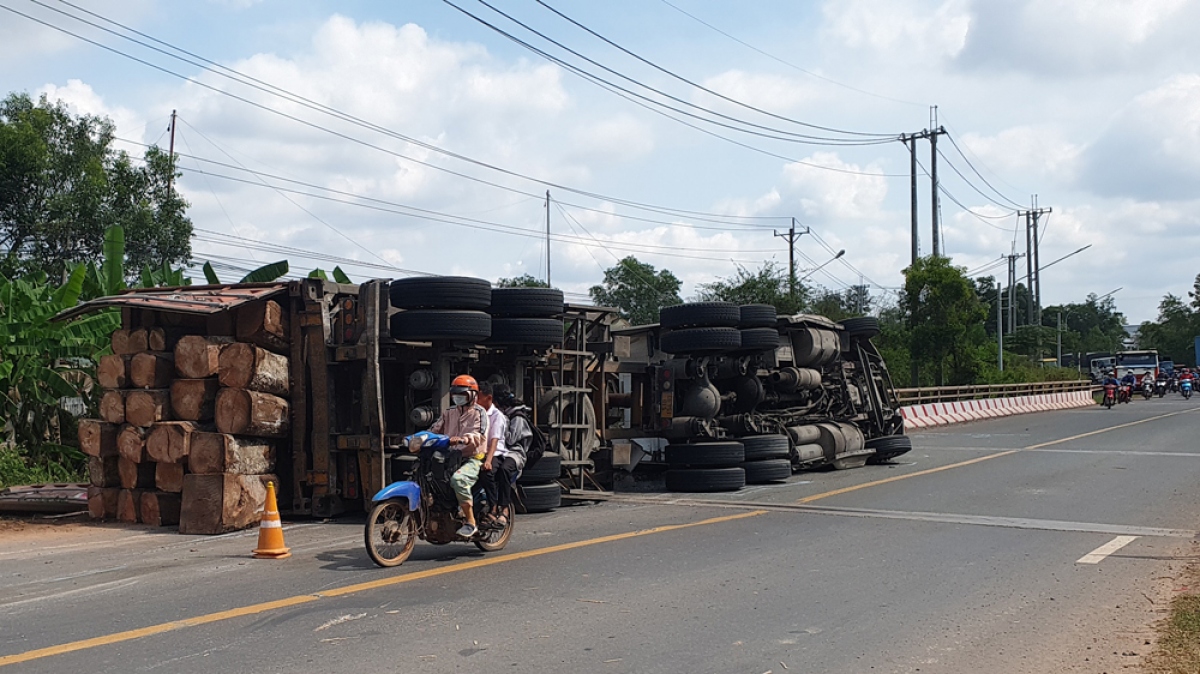 Tin trong nước - Tin tức tai nạn giao thông mới ngày 14/1: Xe container chở gỗ lật khiến 4 người bị thương ở Bình Phước