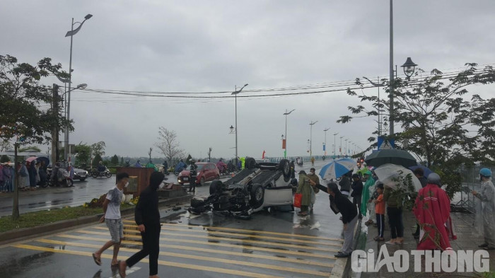 Tin trong nước - Tin tức tai nạn giao thông mới ngày 18/1: Xế hộp tông bay ụ bê tông rồi lật ngửa giữa TP.Quảng Ngãi ngày cận Tết