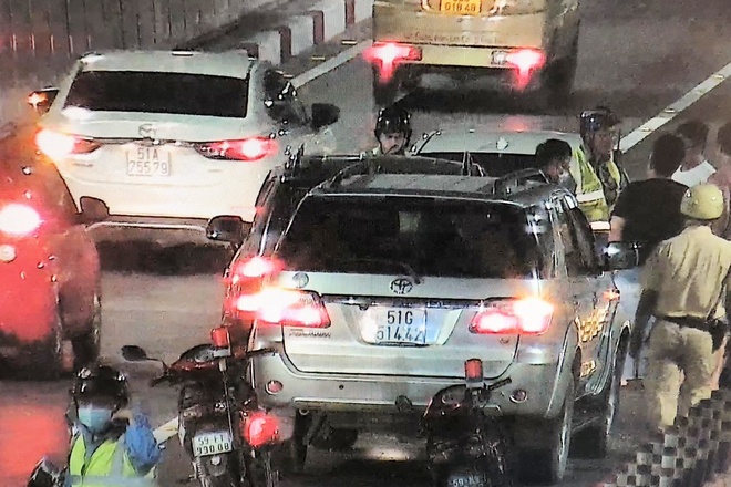 Tin trong nước - Tin tức tai nạn giao thông mới ngày 18/1: Xế hộp tông bay ụ bê tông rồi lật ngửa giữa TP.Quảng Ngãi ngày cận Tết (Hình 2).