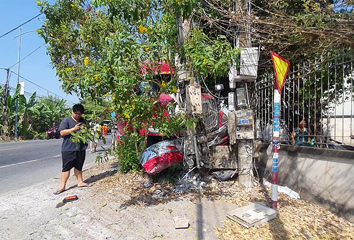 Tin trong nước - Tiền Giang: Xe đầu kéo container tông gãy 2 trụ điện trên quốc lộ