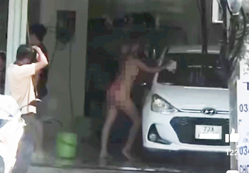 An ninh - Hình sự - Tin tức pháp luật mới nhất ngày 24/2: Cô gái mặc bikini chụp hình tại tiệm rửa xe gây phản cảm