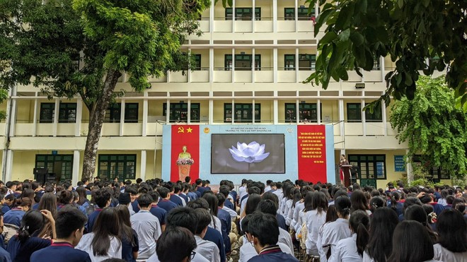 Chuyện học đường - Gần 2.000 giáo viên, học sinh Trường liên cấp Khương Hạ tưởng niệm nạn nhân vụ cháy chung cư mini