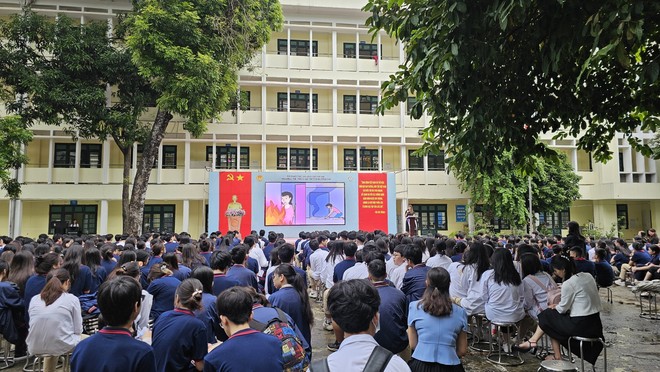 Chuyện học đường - Gần 2.000 giáo viên, học sinh Trường liên cấp Khương Hạ tưởng niệm nạn nhân vụ cháy chung cư mini (Hình 2).