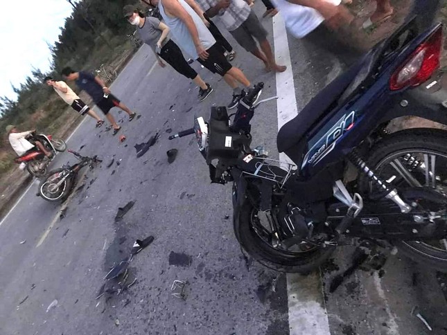 Tin trong nước - Hiện trường vụ hai xe máy va chạm ở Nghệ An, 5 học sinh thương vong (Hình 6).