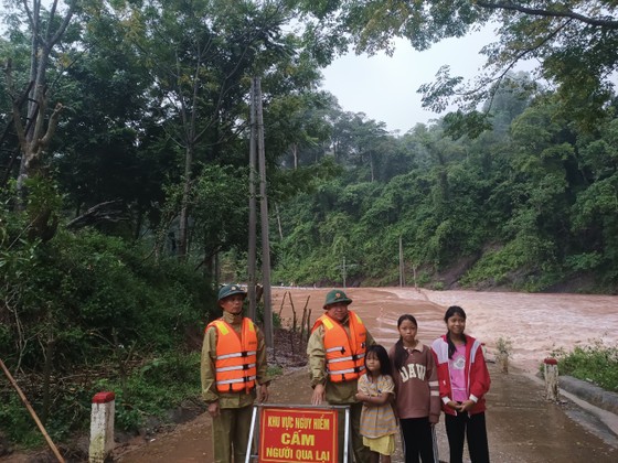 Tin trong nước - Mưa lớn gây sạt lở ở Quảng Bình, nhiều thôn bản và tuyến đường biên giới bị cô lập (Hình 3).