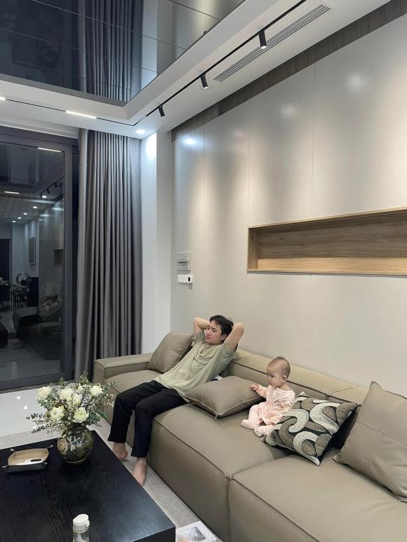 Tin tức giải trí - 'Đột nhập' nhà mới của vợ chồng Phan Mạnh Quỳnh: Thiết kế hiện đại, khang trang 'xịn xò' (Hình 2).
