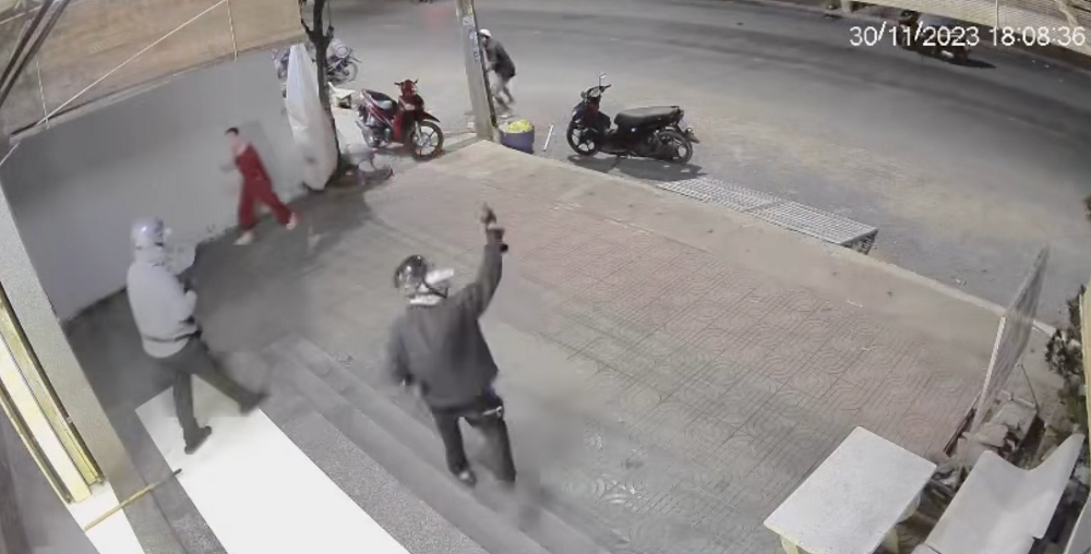 An ninh - Hình sự - Vụ cướp tiệm vàng ở Trà Vinh: Chủ tiệm kể lại giây phút đối mặt hai tên cướp có súng (Hình 2).