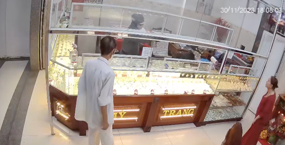 An ninh - Hình sự - Vụ cướp tiệm vàng ở Trà Vinh: Chủ tiệm kể lại giây phút đối mặt hai tên cướp có súng