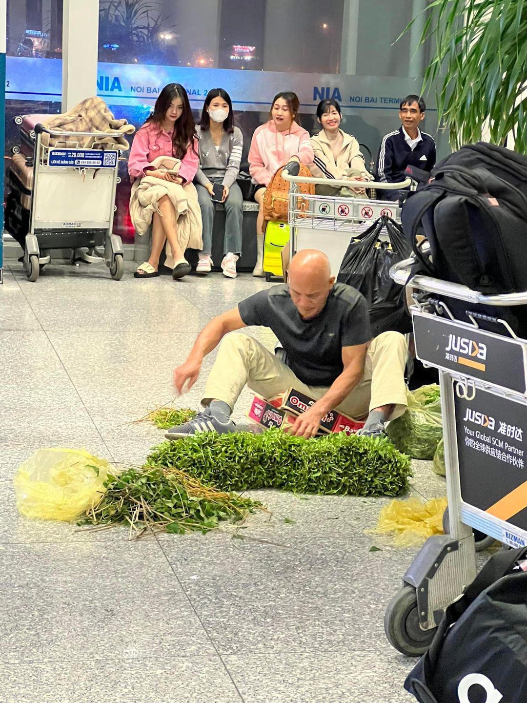 Tin trong nước - Khách Tây thản nhiên ngồi nhặt rau, đại diện Sân bay Nội Bài lên tiếng