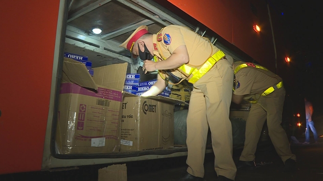 An ninh - Hình sự - Phát hiện xe khách giường nằm chở hơn 1.200 gói thuốc lá lậu ở Đắk Lắk