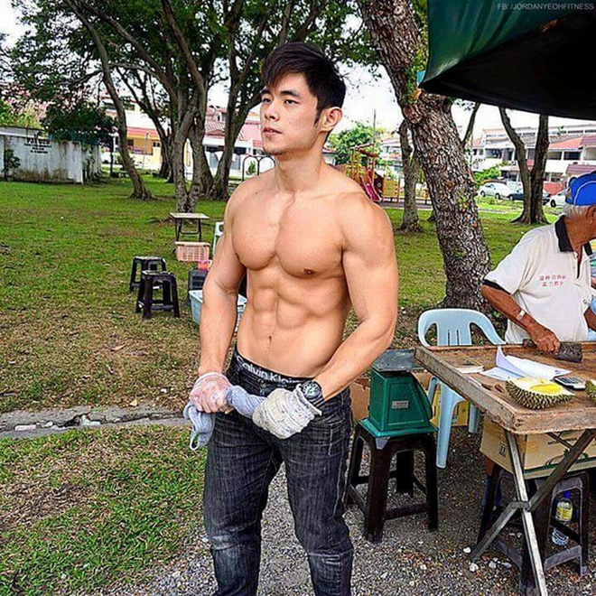 Cộng đồng mạng - “Hot boy 6 múi” bán sầu riêng gây “sốt” với ngoại hình giống Châu Kiệt Luân hiện ra sao? (Hình 2).