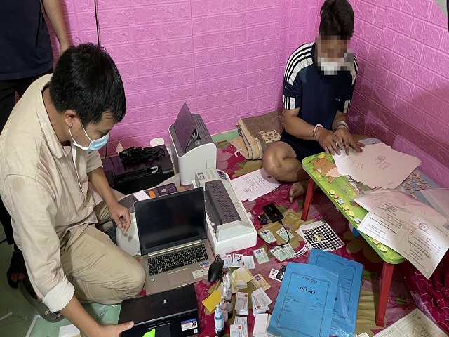 An ninh - Hình sự - Triệt phá đường dây mua bán, làm giả giấy tờ ở Quảng Nam (Hình 2).