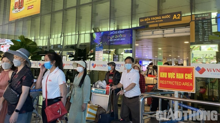 Tin trong nước - Sân bay Tân Sơn Nhất nhộn nhịp trong ngày đầu nghỉ lễ Giỗ Tổ Hùng Vương 2022 (Hình 3).