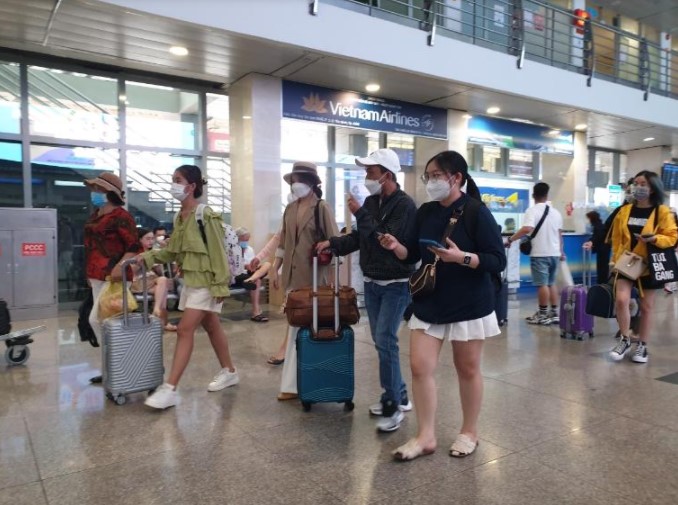 Tin trong nước - Sân bay Tân Sơn Nhất nhộn nhịp trong ngày đầu nghỉ lễ Giỗ Tổ Hùng Vương 2022 (Hình 6).