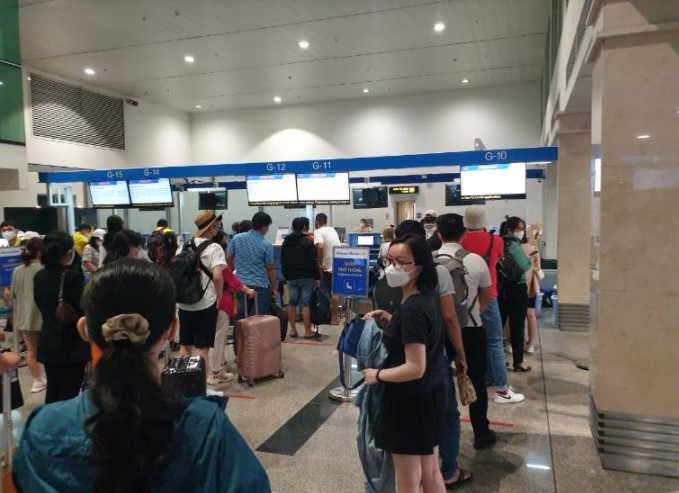 Tin trong nước - Sân bay Tân Sơn Nhất nhộn nhịp trong ngày đầu nghỉ lễ Giỗ Tổ Hùng Vương 2022 (Hình 4).