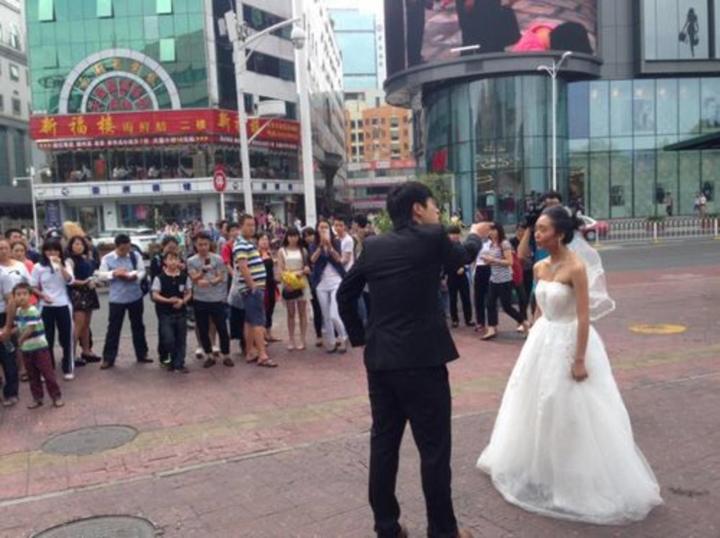 Cô gái hóa trang thành bà lão đi chụp ảnh cưới, phản ứng của bạn trai gây tranh cãi - Ảnh 2.
