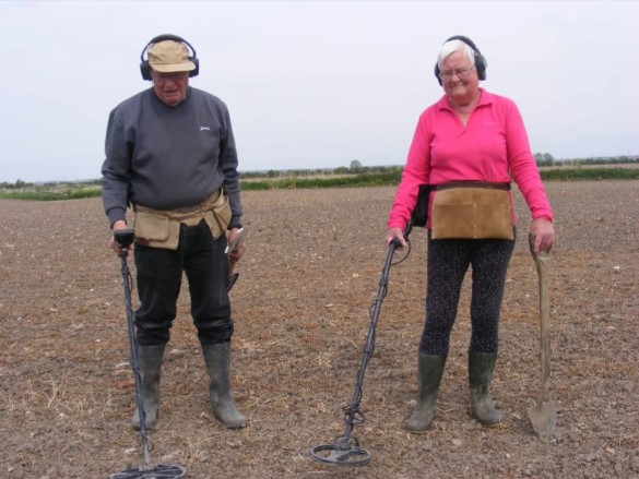 Cộng đồng mạng - Đôi vợ chồng già tìm được “kho báu” nhờ mảnh vỡ trên cánh đồng