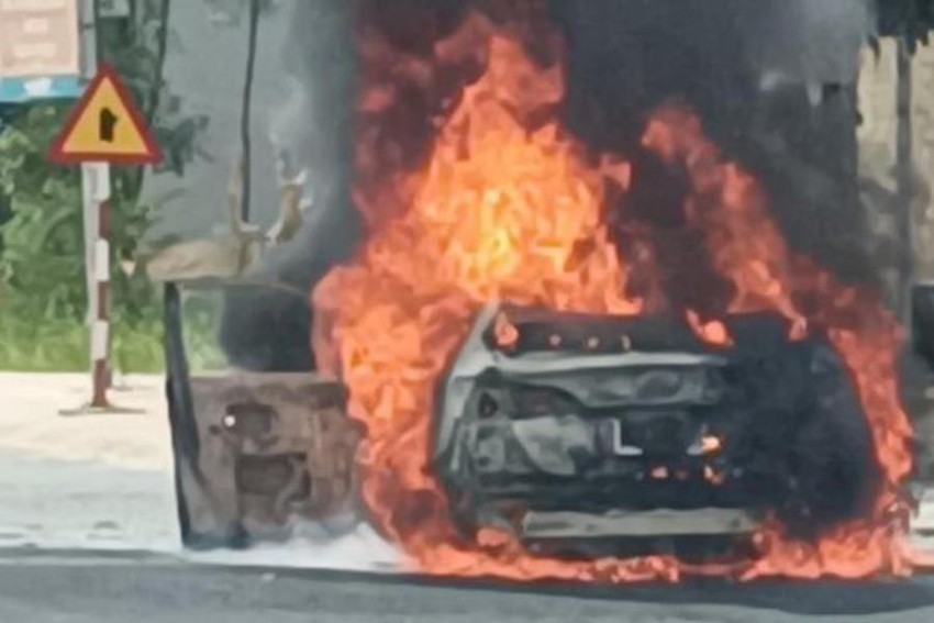 Tin trong nước - Ô tô bất ngờ bốc cháy dữ dội khi lưu thông trên quốc lộ 15B