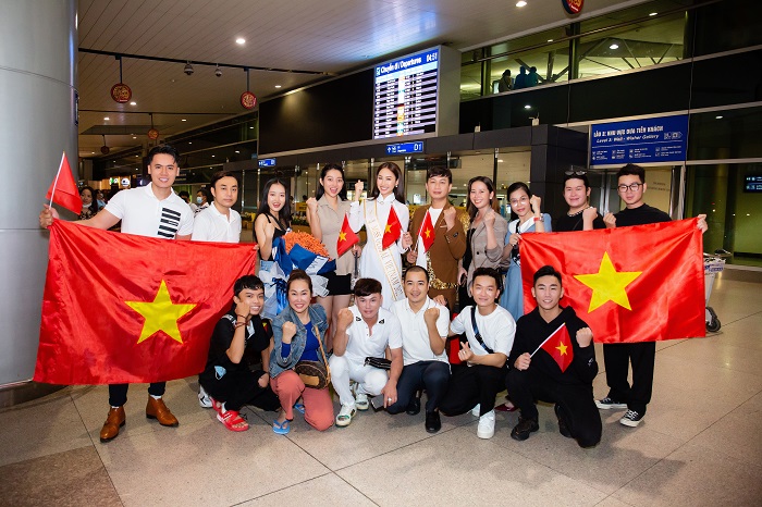 Cộng đồng mạng - Đoàn Hồng Trang duyên dáng trong tà áo dài trắng lên đường dự thi Miss Global 2022